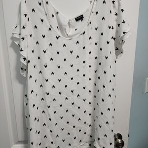 Torrid white and black top Flutter sleeve sz 4
